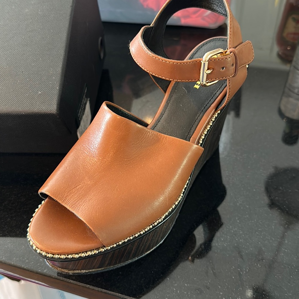 Beautiful and on point style for the summer tan with dark bottom and gold